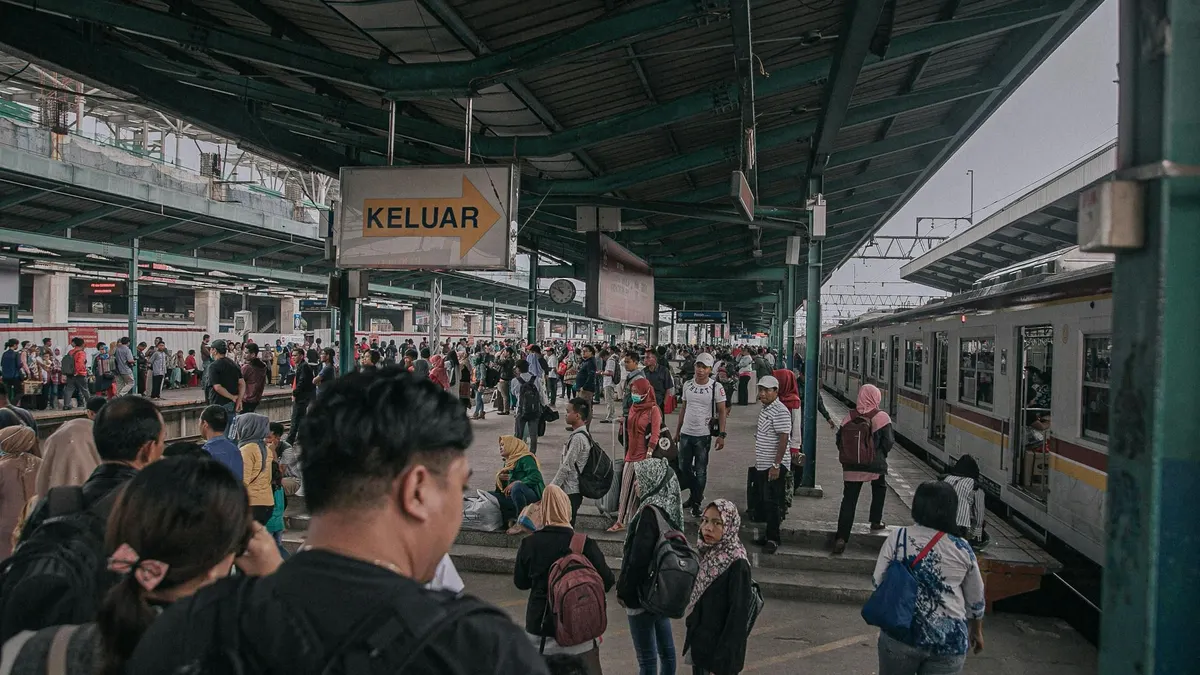 Ilustrasi. Data BPS menunjukkan penurunan tingkat pengangguran dan tren jam kerja di Jakarta per Februari 2024 yang patut diperhatikan.