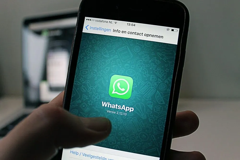 Mau chat WhatsApp menjadi centang 1 meskipun kamu sebenarnya sedang online? Sebenarnya ada lho trik yang bisa kamu coba.