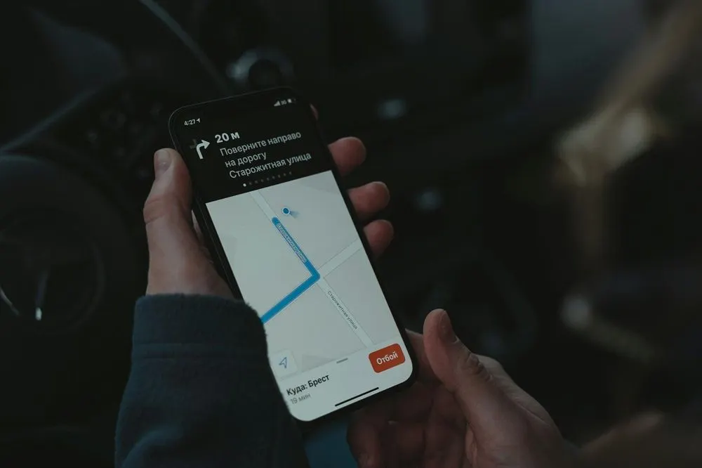 Menggunakan GPS yang akurat adalah kebutuhan penting bagi driver online untuk menjamin navigasi yang tepat dan efisien.