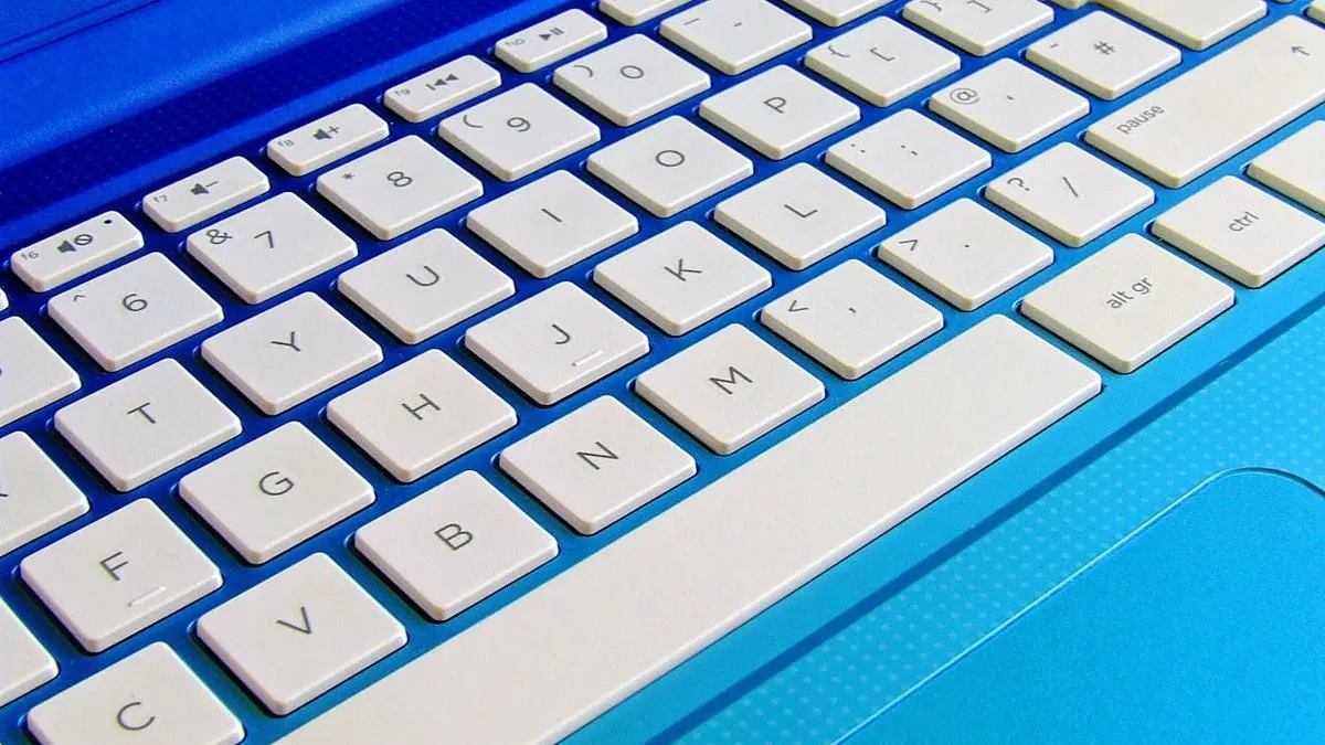 Ilustrasi restart laptop dengan keyboard.