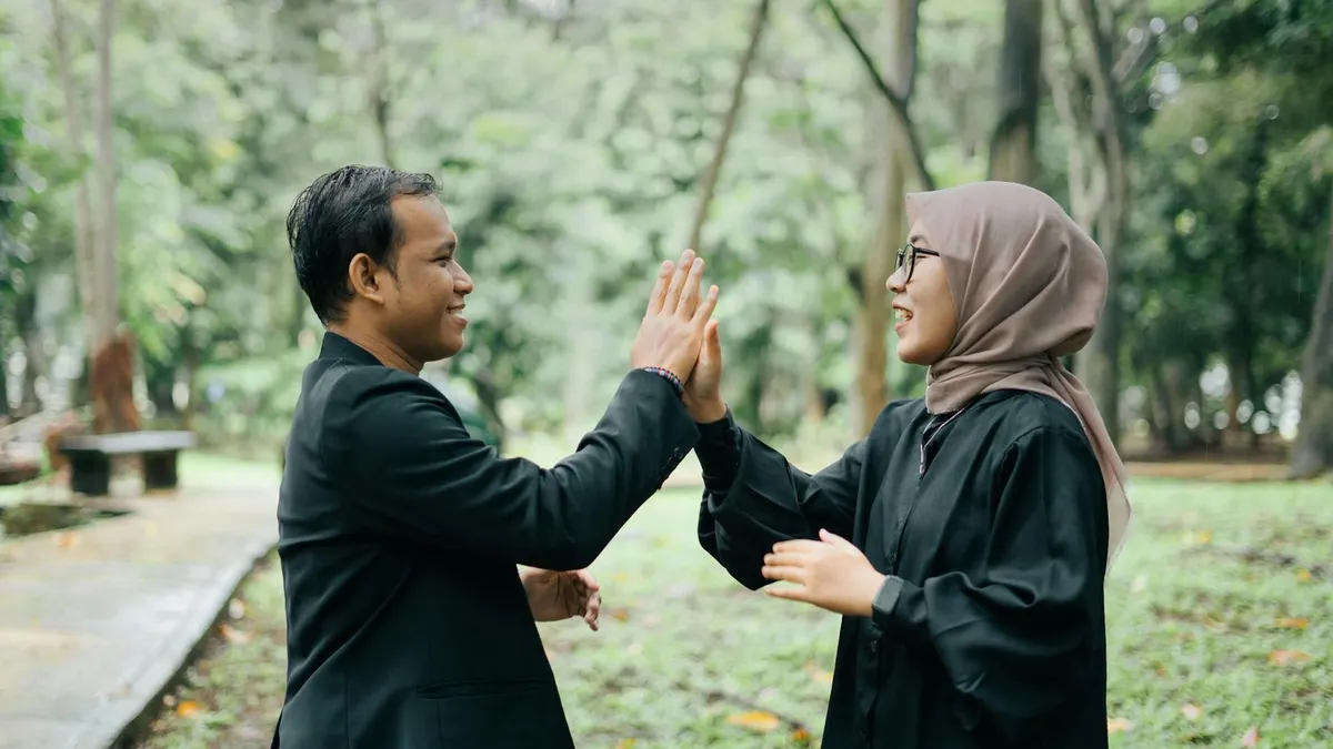 Ilustrasi sikap yang membuat orang mendekat karena nyaman.