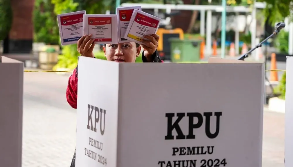 Jelang pemilihan calon kepala daerah atau kontestasi Pilkada 2024, sejumlah survei mengungkap temuan terbaru terkait perilaku pemilih.