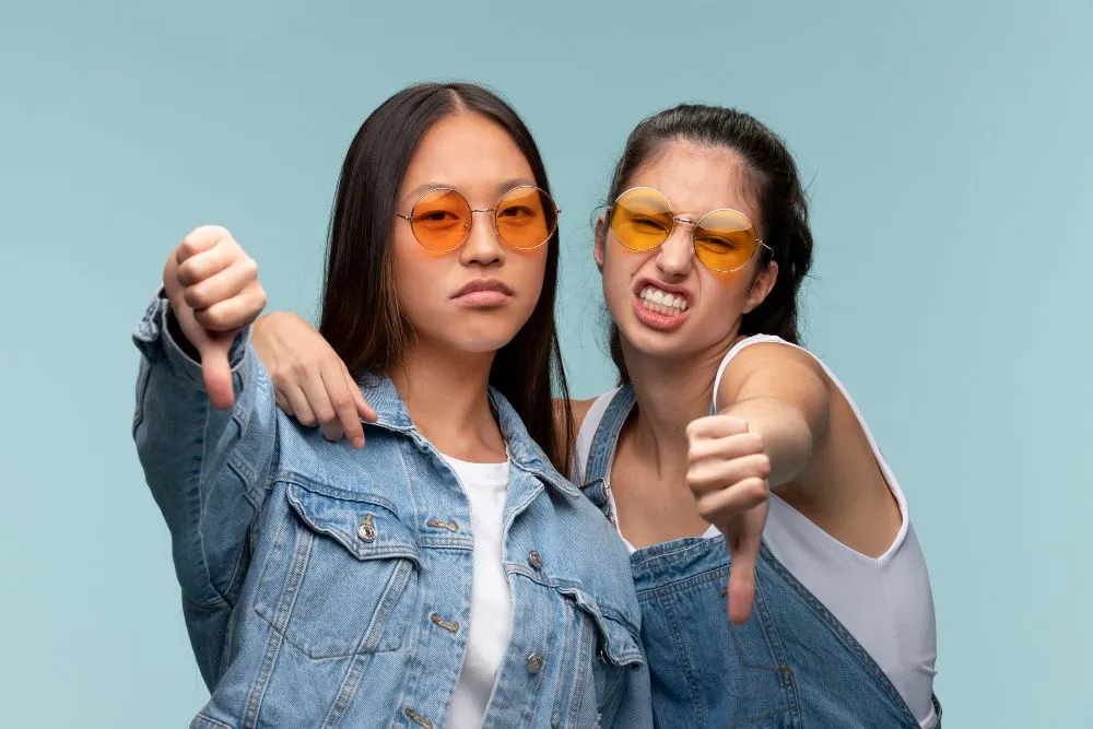 Bagaimana cara kita dapat mengenali siapa sahabat sejati dan siapa yang hanya berperan sebagai teman semu dengan maksud terselubung?