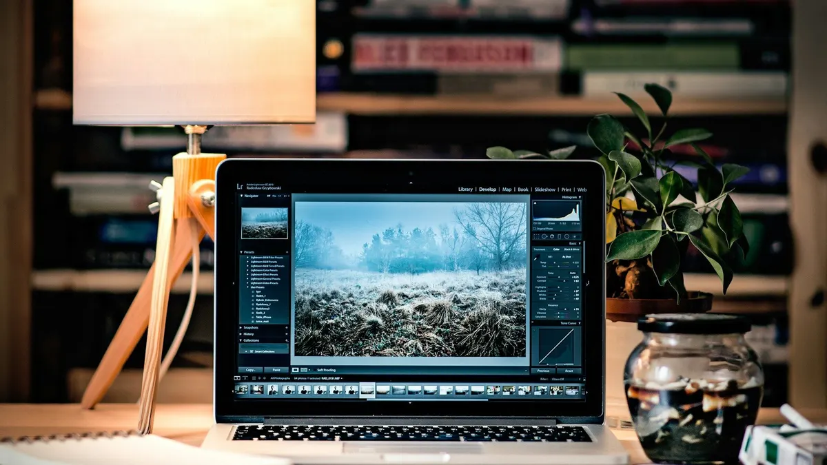 Ilustrasi laptop gaming dan editing.