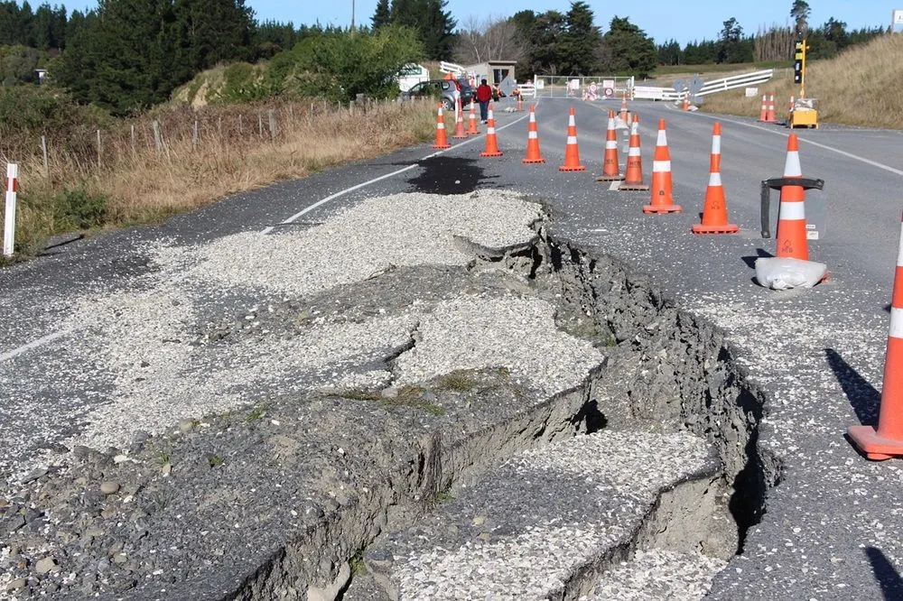 Megathrust adalah salah satu zona paling berpotensi menimbulkan gempa bumi besar, khususnya di wilayah Selat Sunda dan Mentawai-Siberut.