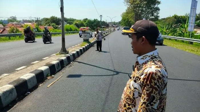 Saksi Suroto (kanan), menunjukkan lokasi penemuan Vina dan Eki di Flyover Talun, Kabupaten Cirebon.