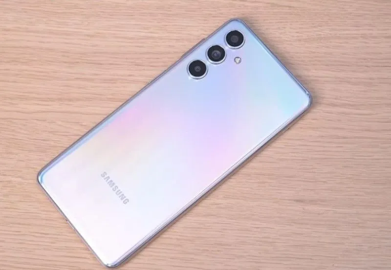 Samsung M54 | Dari kesepuluh HP terbaik ini, memiliki jenis-jenis HP yang beda, mulai dari Samsung hingga realme.