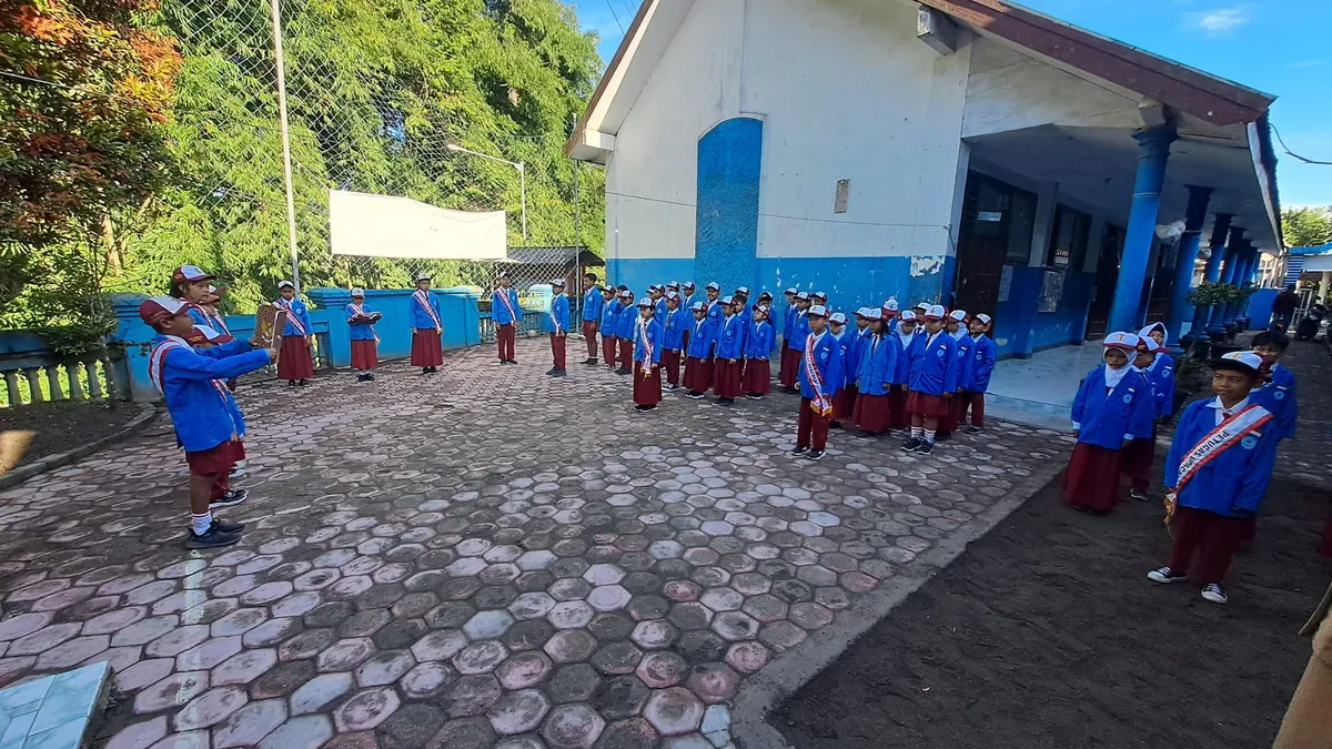 Biasanya setiap hari Senin, seluruh sekolah di Indonesia mengadakan upacara bendera sebagai salah satu cara memperkuat karakter kebangsaan.