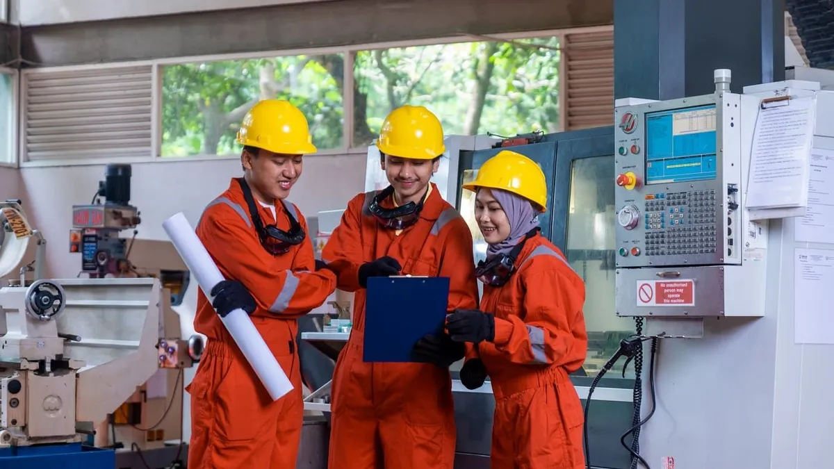 Teknik merupakan salah satu jurusan yang memiliki jumlah peminat tinggi saat penerimaan calon mahasiswa baru di perguruan tinggi negeri atau swasta.