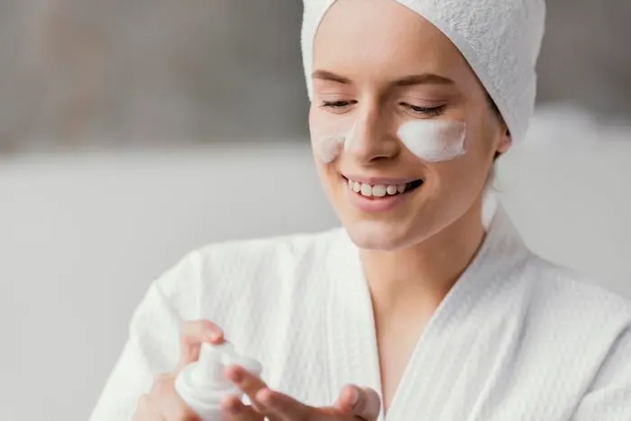 Ilustrasi Memakai Sunscreen