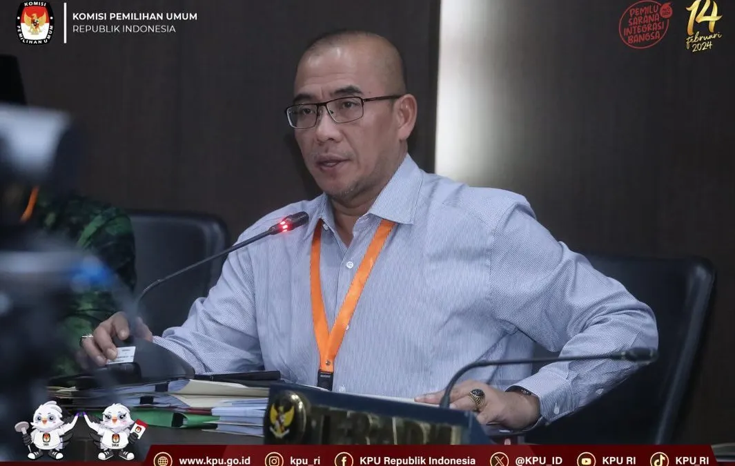 DKPP mengungkapkan bahwa tindakan Hasyim tidak sesuai dengan kode etik dan pedoman perilaku penyelenggara pemilu.