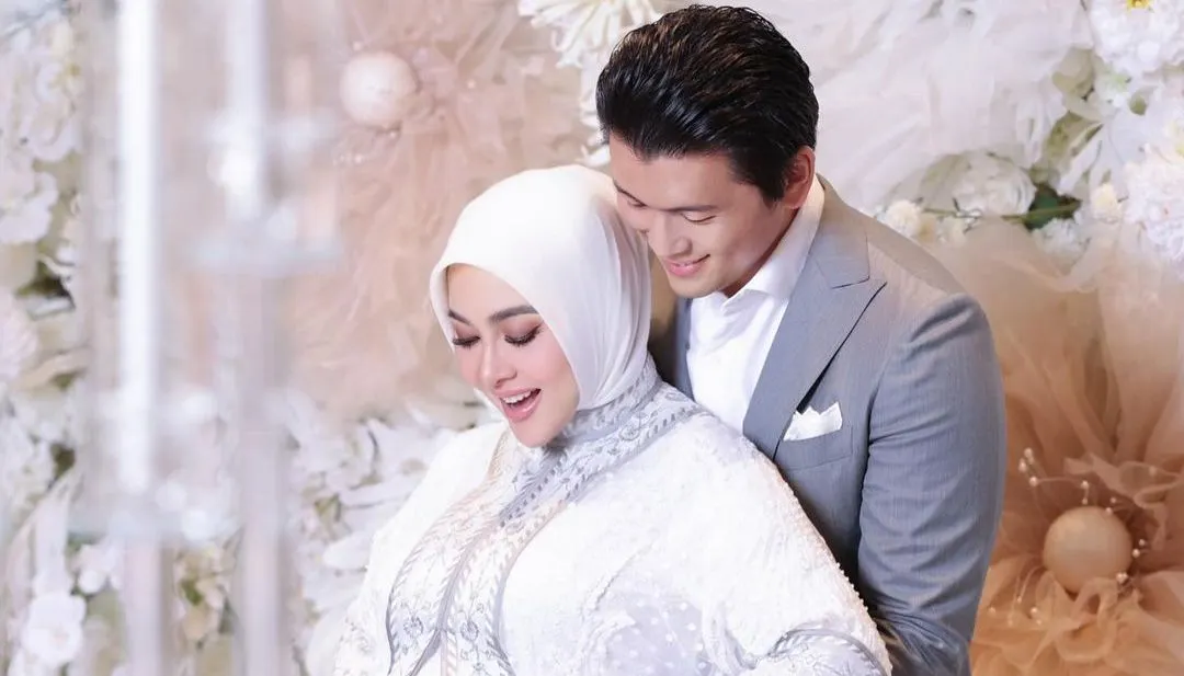 Potret Syahrini hamil anak pertama dan sang suami Reino Barrrack