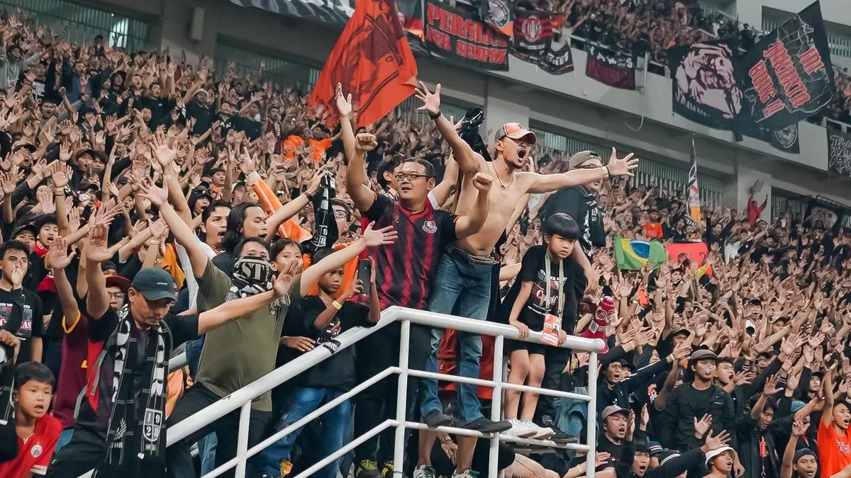 Jakmania, baru-baru ini ramai-ramai memberikan kritik terhadap desain ucapan selamat Hari Olahraga Nasional dari Persija.