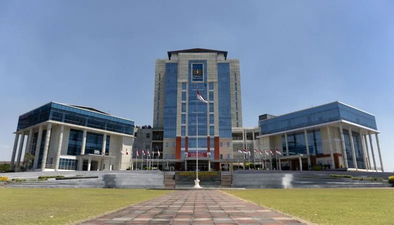 Ada beberapa jenis seleksi mandiri yang dibuka di Universitas Negeri Surabaya. Salah satunya adalah jalur prestasi.