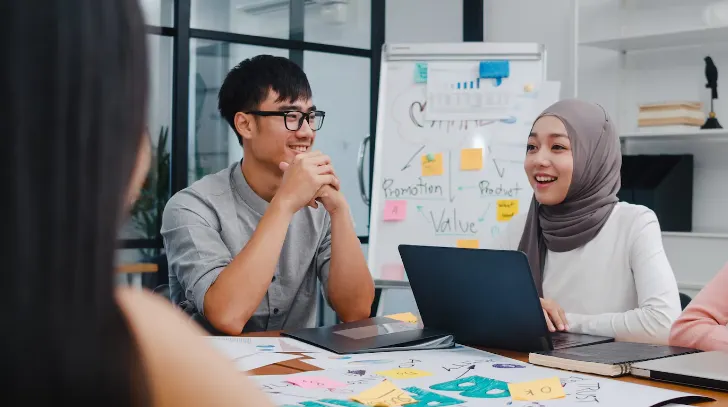 Ilustrasi trik psikologi cara memperlancar interaksi sosial