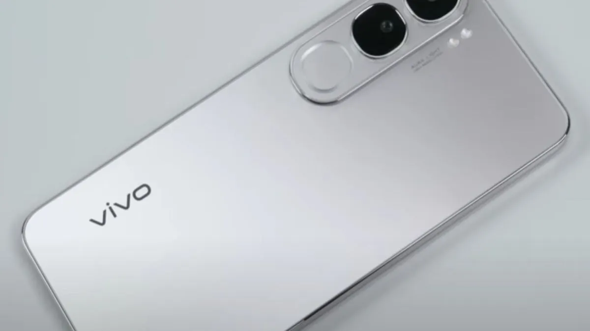 vivo V40 Lite 4G dilengkapi dengan kamera depan 32MP. Kameranya memiliki fitur aura screen light dan perekaman videonya sampai 1080p30 fps.