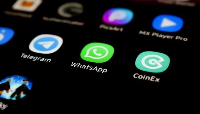 Salah satu kendala yang paling sering dialami oleh pengguna WhatsApp adalah menjadi korban peretasan atau penyadapan.