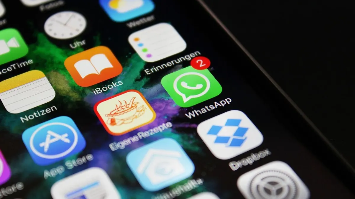 Ilustrasi menyembunyikan chat rahasia WhatsApp.