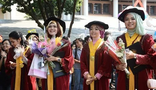 Wisuda Unpad. Ada banyak alasan mengapa seseorang memilih jurusan kuliah yang mudah lulus, salah satunya karena tidak ingin mengemban beban berat.