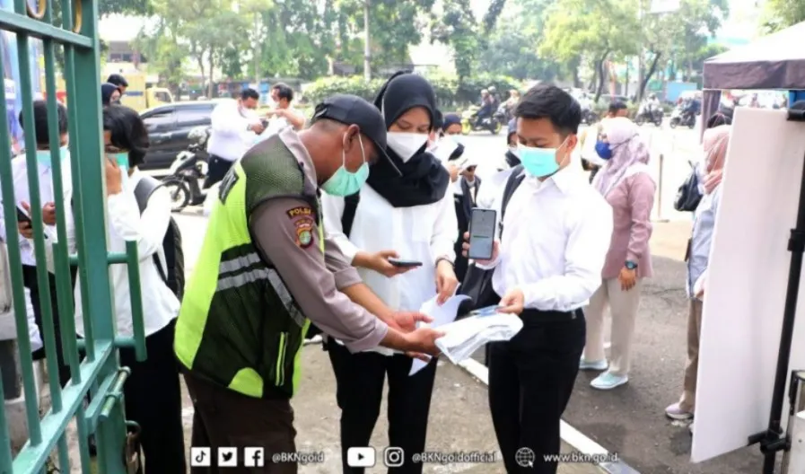 Para peserta SKD CPNS 2024 mempersiapkan diri untuk menghadapi tes dan membaca berbagai peraturan yang ada termasuk pakaian.
