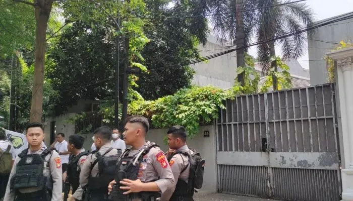 Penggeledahan diduga rumah Ketua KPK Firli Bahuri, dijaga oleh aparat kepolisian