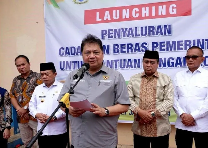 Menko Airlangga soal tambahan bansos cair Rp 200 ribu