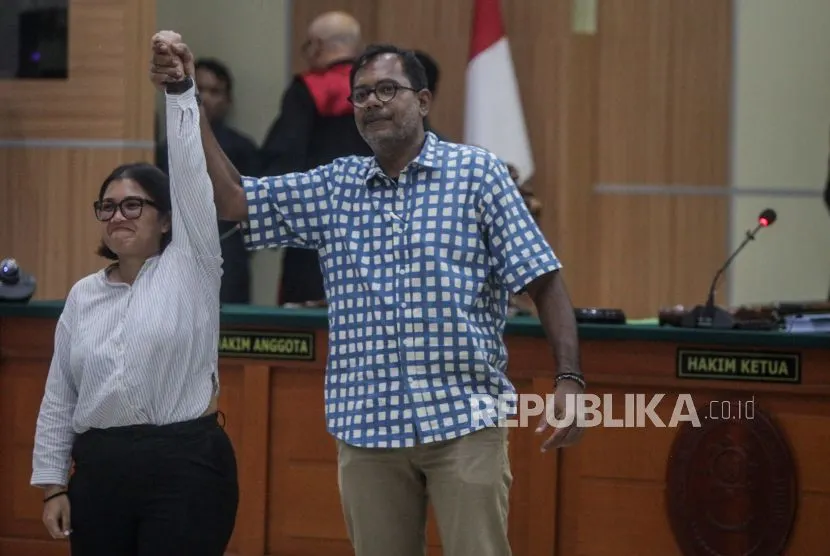 Terdakwa Haris Azhar (kanan) dan Fatia Maulidiyanti bergandengan tangan usai sidang vonis di Pengadilan Negeri Jakarta Timur, Senin (8/1/2024).