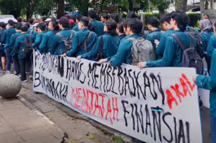 Potret protes mahasiswa ITB atas pembayaran UKT lewat pinjol.