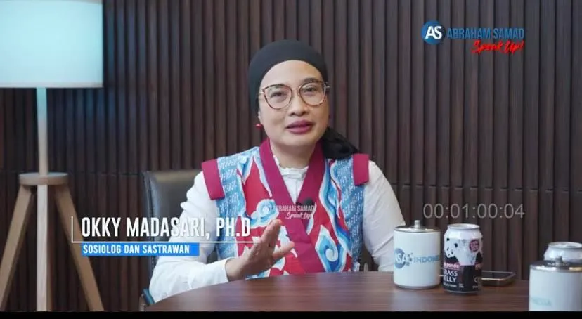 Okky Madasari, Sosiolog dan Sastrawan