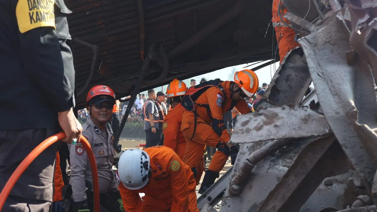 Basarnas Evakuasi 2 Korban yang Terjebak di Dalam Kereta, Satu Korban Terjepit (Dok. Basarnas)