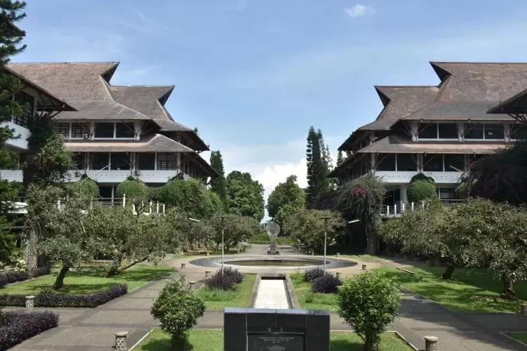 ITB | Lantas kampus negeri dan swasta apa saja yang cukup terkenal dan jadi terfavorit di wilayah Bandung, Jawa Barat? Simak daftar lengkapnya.