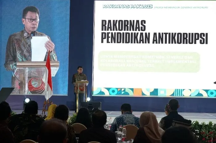 Nawawi Pomolango secara resmi dilantik oleh Presiden RI Joko Widodo sebagai Ketua Sementera Komisi Pemberantasan Korupsi (KPK).
