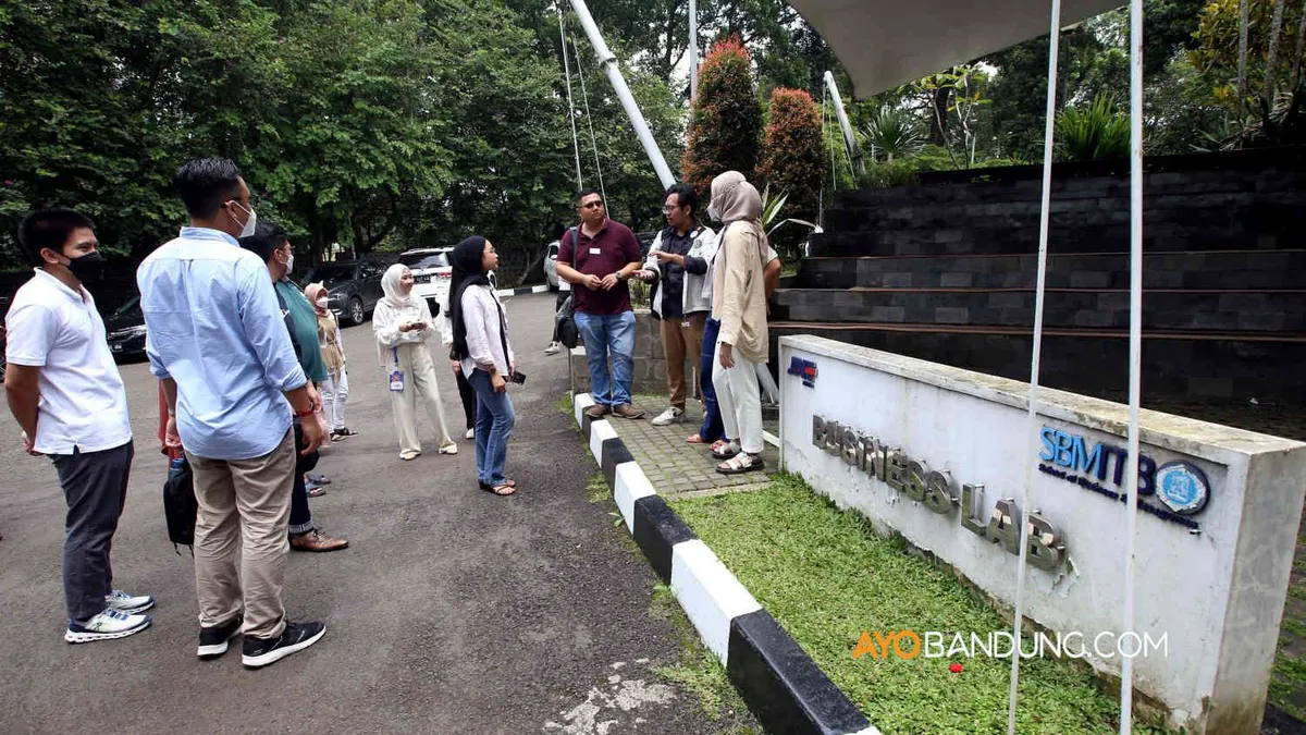 Sejumlah alumni SBM ITB melaksanakan tur kampus di gedung SBM ITB, Kota Bandung