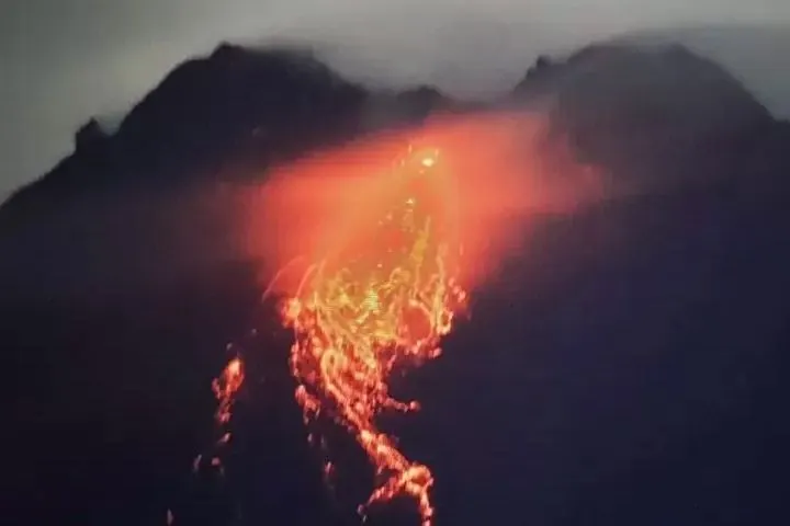 Gunung Merapi sampai saat ini terus mempertahankan aktivitas vulkaniknya yang cukup tinggi dalam satu minggu terakhir.