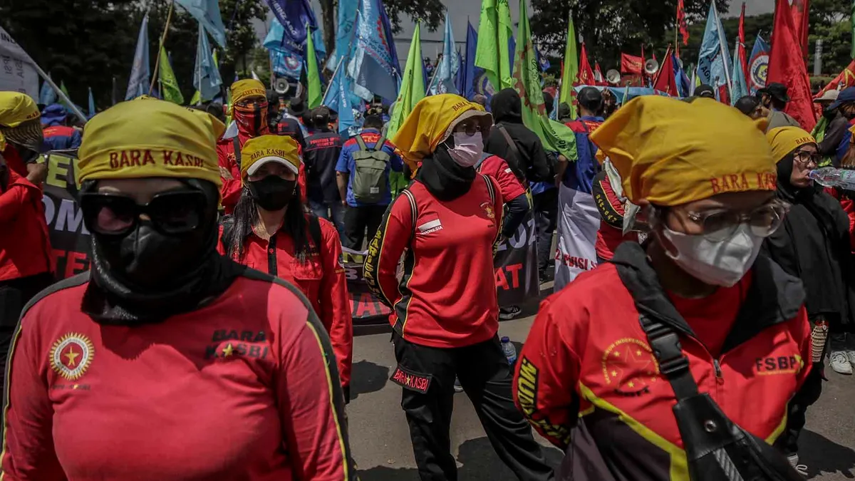 Tuntut Kenaikan UMK di Atas 10 Persen, Ribuan Buruh Demo di Depan Gedung Sate