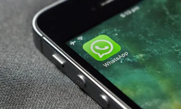 Ilustrasi iPhone tak bisa akses WhatsApp.