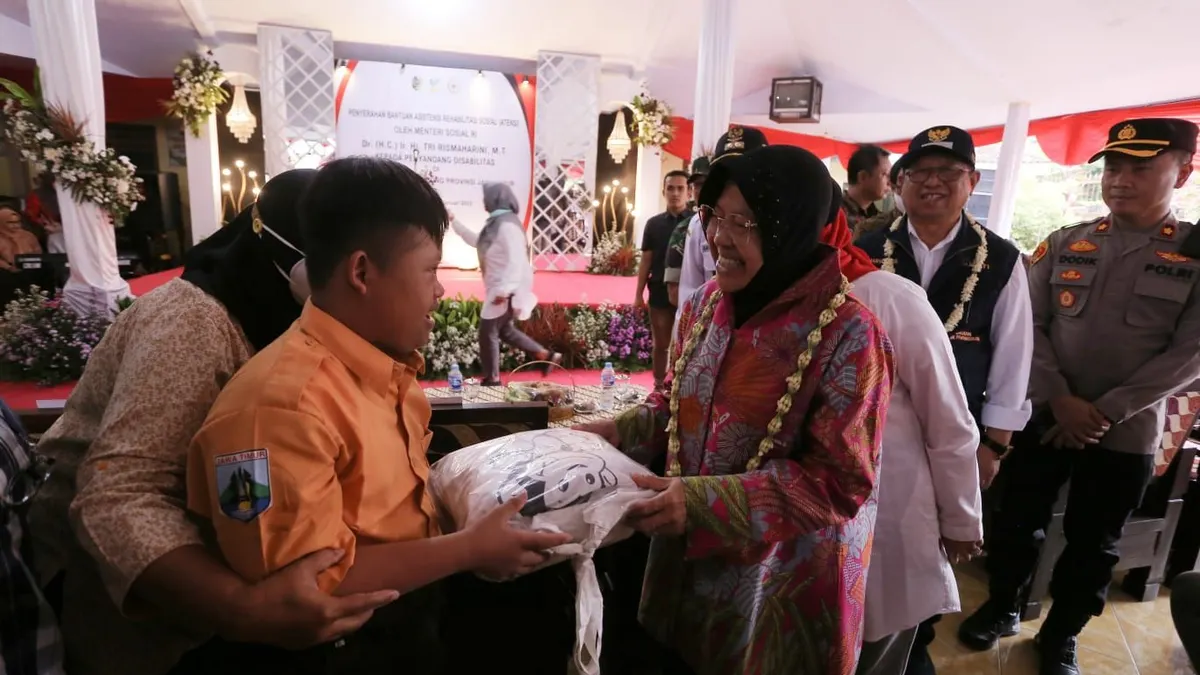 Mensos Tri Rismaharini memberikan bansos