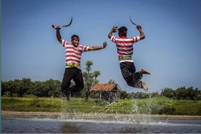 Carok tradisi di Madura | Masyarakat modern mengenal istilah Carok sebagai sebuah pertarungan dengan menggunakan senjata tajam jenis Celurit.