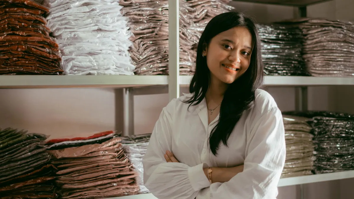 Monica Kumala, perempuan berusia 25 tahun ini sukses menapaki bisnis jalur online.
