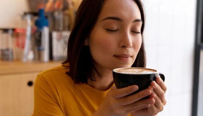 Ilustrasi minum kopi saat puasa.