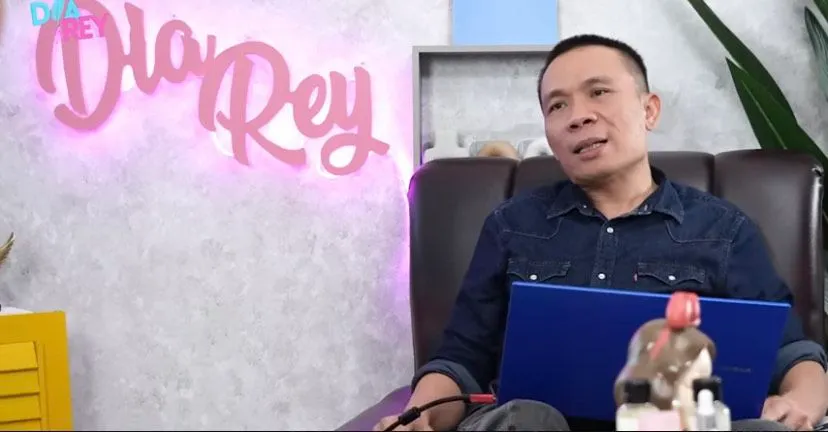 Menurut keterangan Rismon Sianipar, rekaman CCTV tersebut telah direkayasa dengan menurunkan resolusinya.