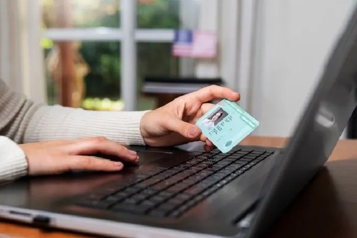 SLIK memiliki beberapa keunggulan dibandingkan BI Checking, antara lain cakupan iDeb yang lebih luas, termasuk lembaga keuangan non-bank.
