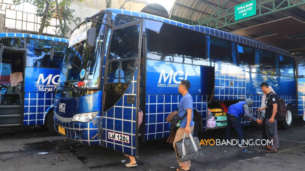 Sejumlah calon penumpang berjalan menuju bus di Terminal Leuwipanjang, Kota Bandung, Rabu, 28 Juni 2023. Jelang Hari Raya Idul Adha 1444 H pada Kamis 29 Juni 2023, Terminal Leuwipanjang terpantau ramai oleh penumpang yang akan melakukan mudik ke kampung halamannya.  
