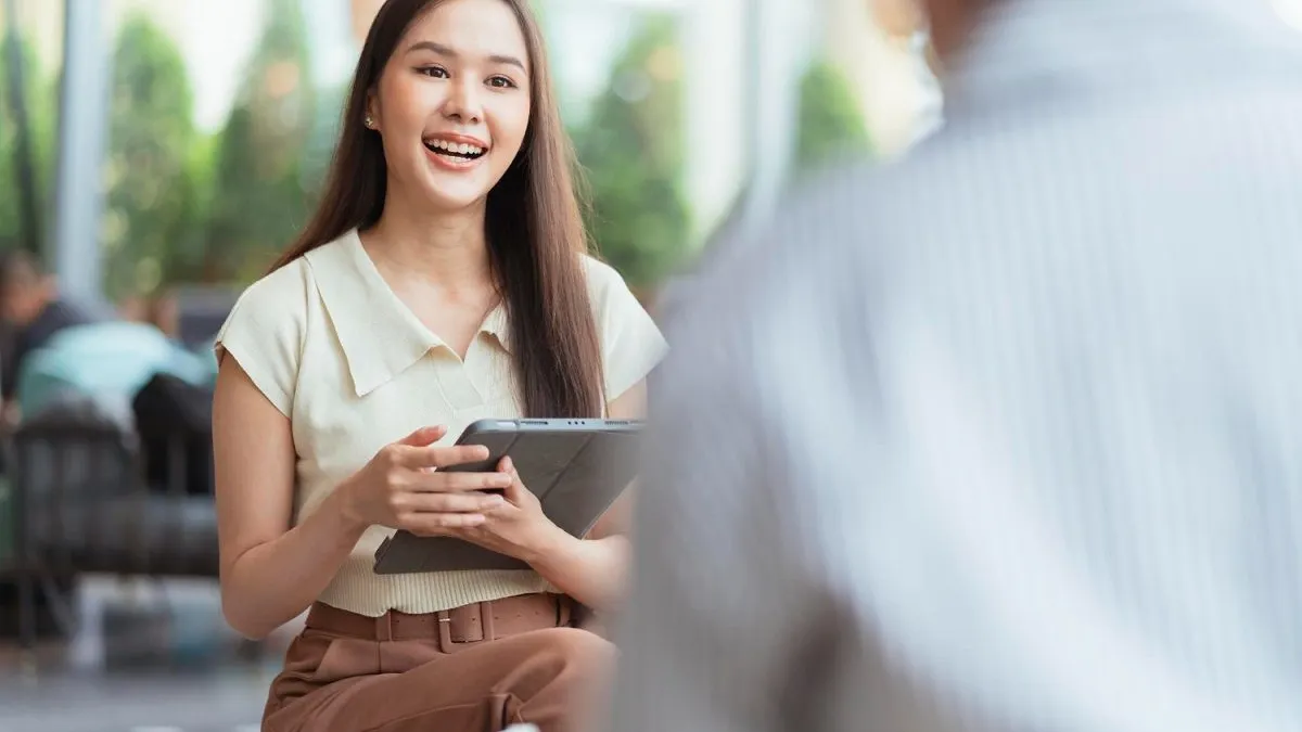 Mengapa attitude di depan orang baru sangat penting Hal ini karena attitude akan meninggal kesan pertama kamu pada orang lain.