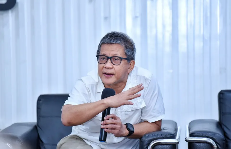 Pengamat politik Rocky Gerung mengkritisi format debat capres dan cawapres resmi yang diselenggarakan oleh Komisi Pemilihan Umum (KPU).