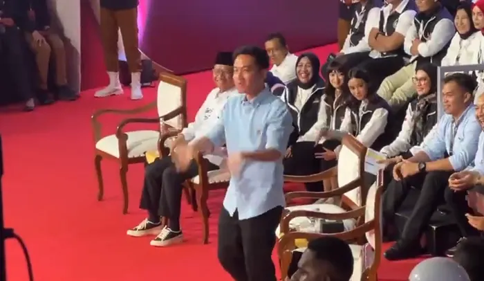 Momen Gibran Emosi saat Prabowo Subianto Ditanya soal MKMK oleh Anies Baswedan