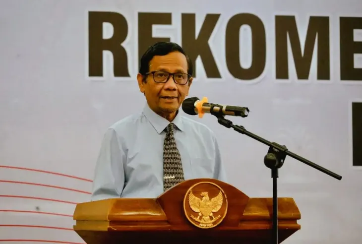 Mahfud MD menyebutkan kalau tindak pidana korupsi di Indonesia memiliki latar belakang pendidikan lulusan Perguruan Tinggi (PT).