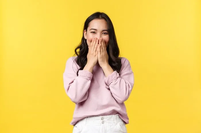 5 Tanda Wanita Diam-diam Suka Sama Kamu, tapi Gengsi Buat Ungkapin Duluan