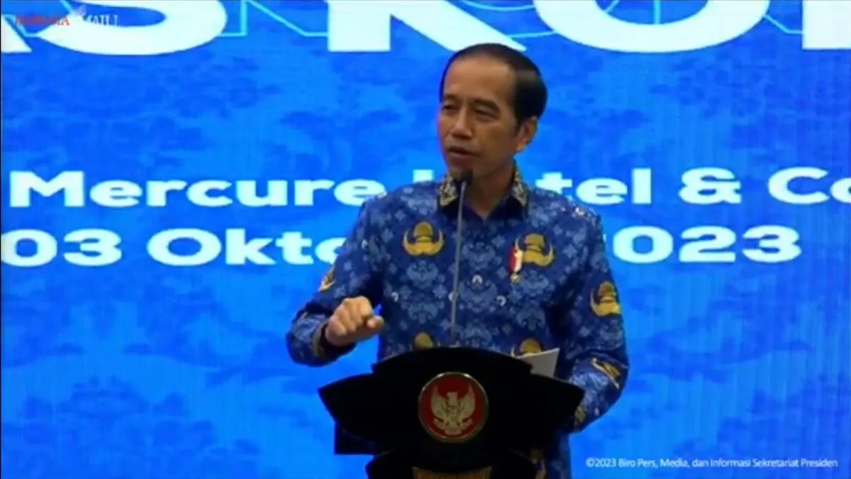Persiden Jokowi diminta untuk segera memberhentikan Firli Bahuri sebagai Ketua KPK pasca penetapannya sebagai tersangka.