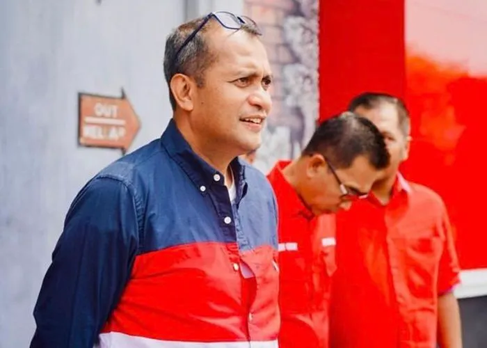 Benny K Harman mempertanyakan kehadiran Wamenkumham Eddy Hiariej dalam rapat DPR RI yang kini telah berstatus tersangka.